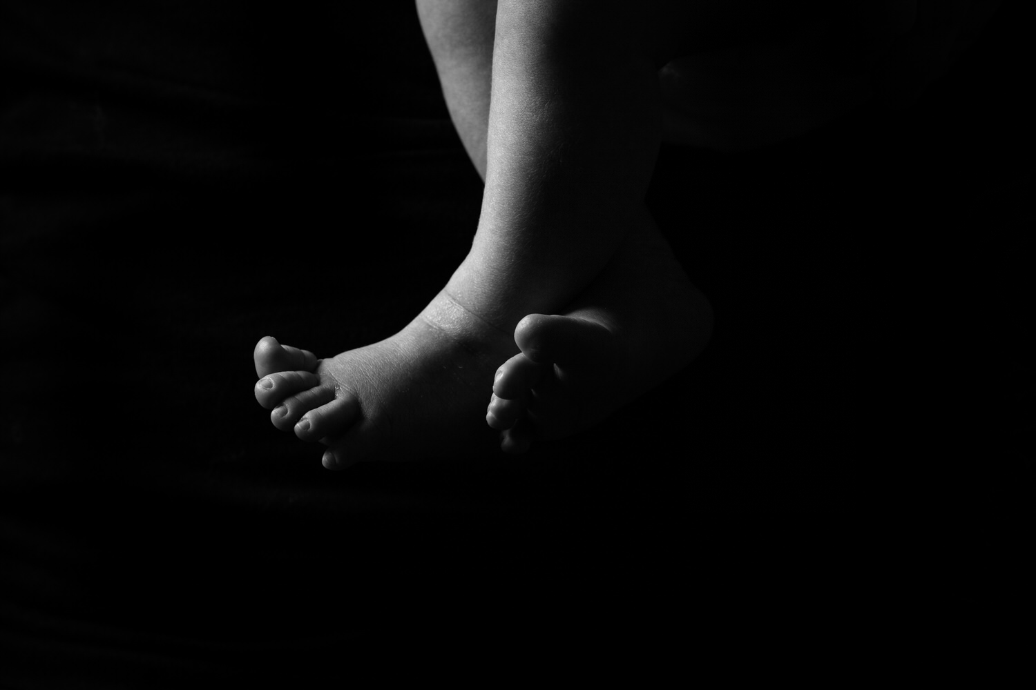 Little legs from a baby shoot photographed in studio with a professional Calgary photographer from OKES Portraits